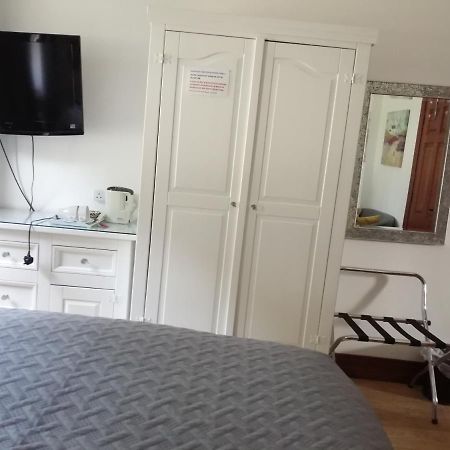 J And J Guest House Балликасл Экстерьер фото