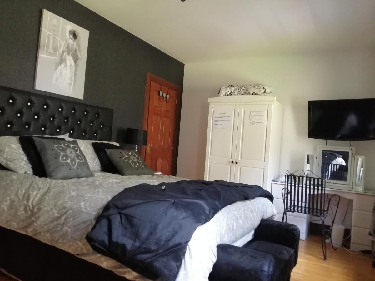 J And J Guest House Балликасл Экстерьер фото