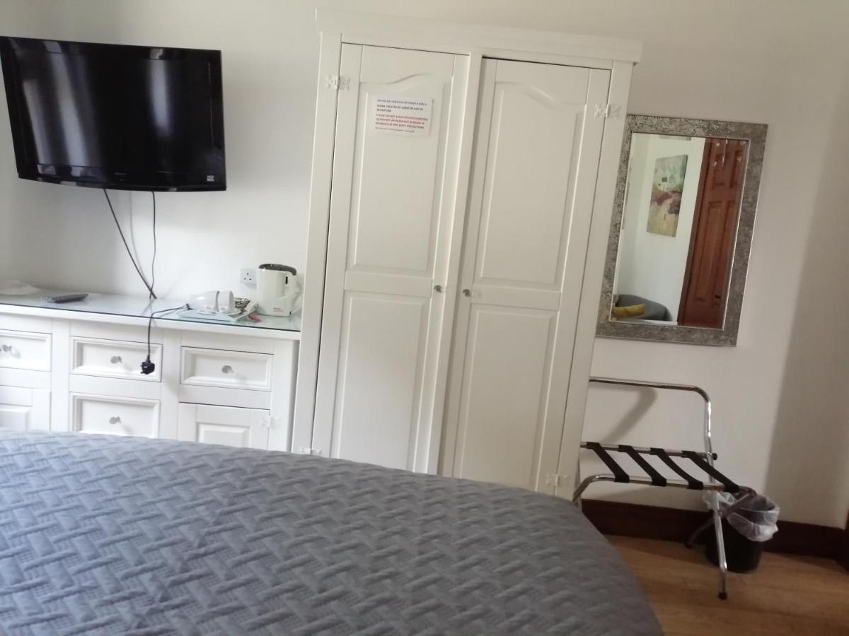 J And J Guest House Балликасл Экстерьер фото