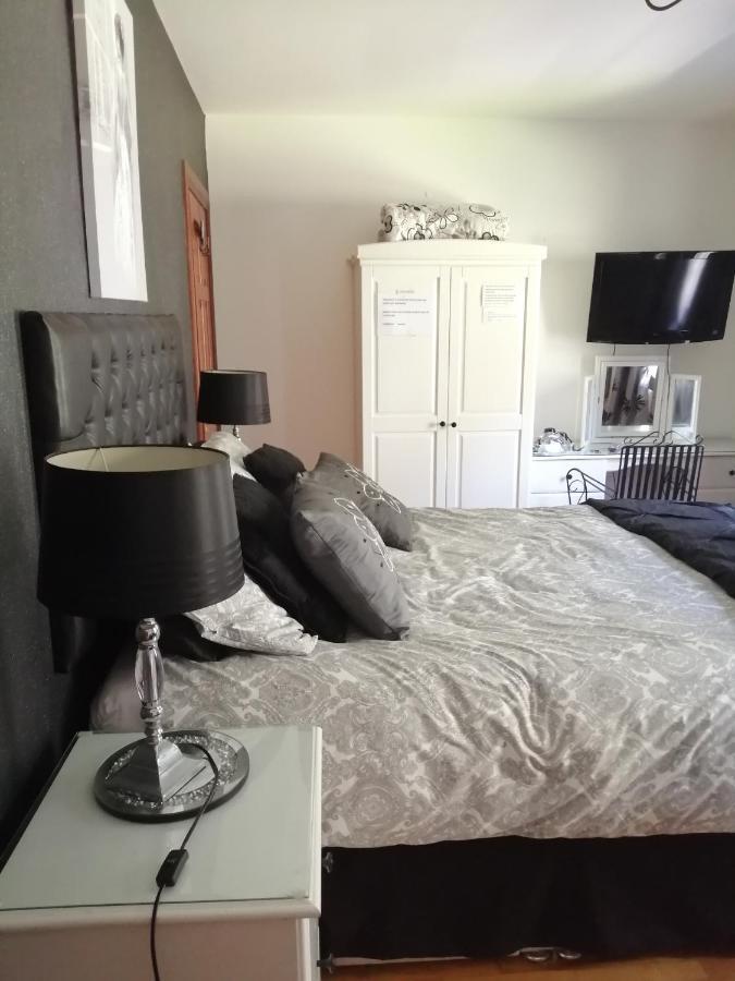 J And J Guest House Балликасл Экстерьер фото